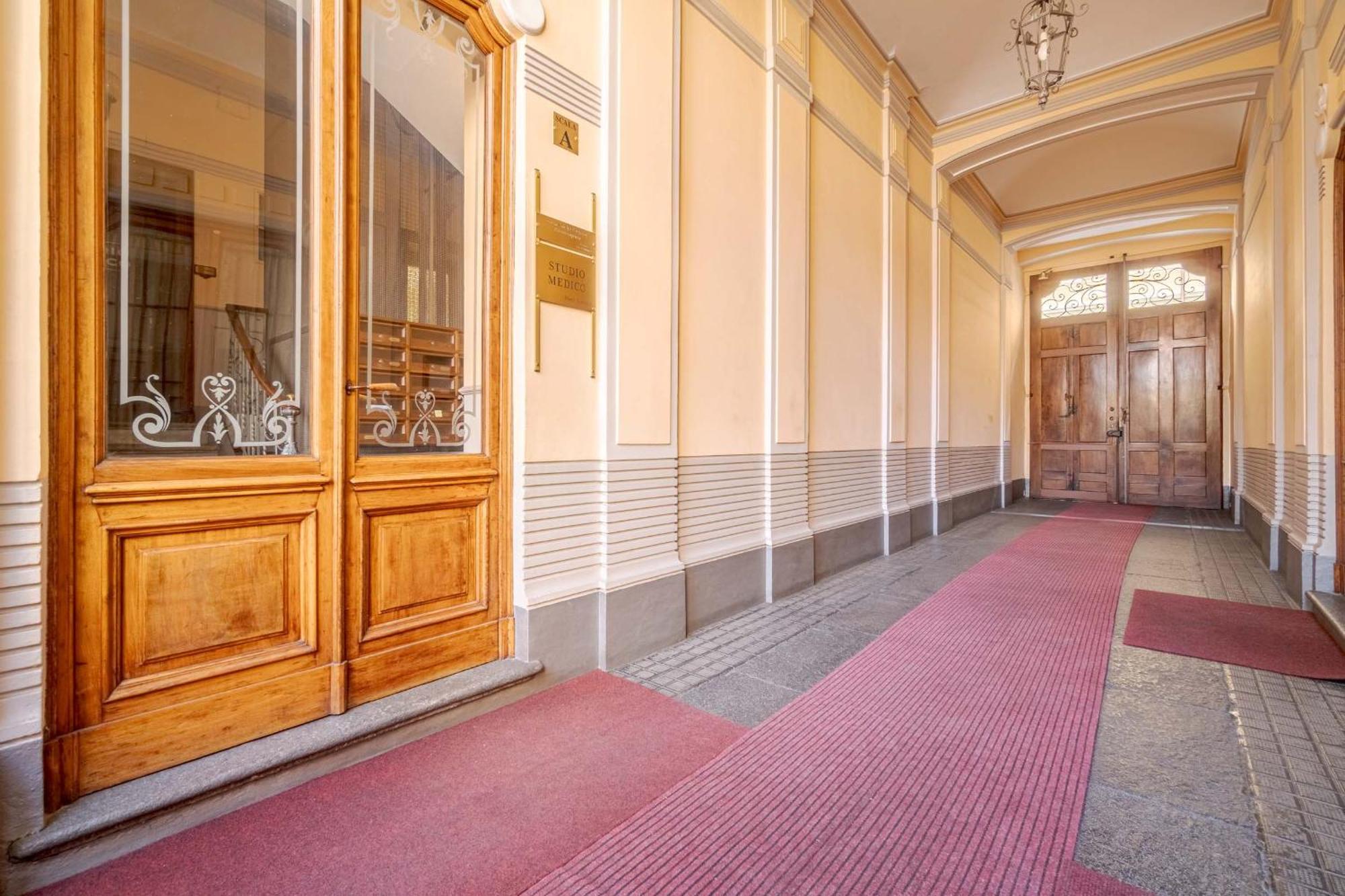 トリノCasa Valeggio Attic Apt Few Steps From Porta Nuovaアパートメント エクステリア 写真
